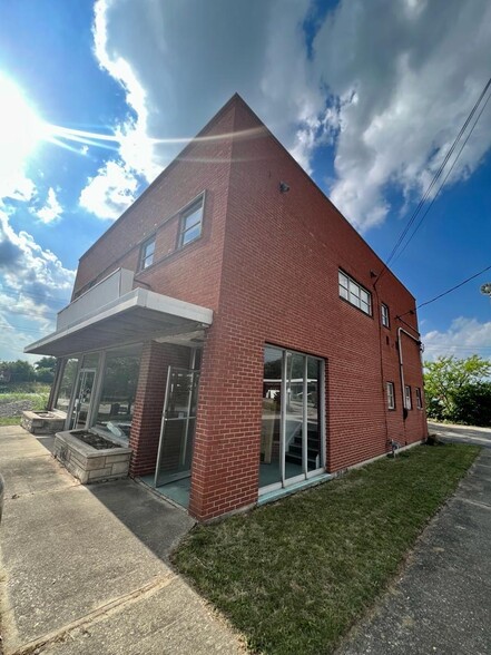 2198 Losantiville Ave, Cincinnati, OH à vendre - Photo du bâtiment - Image 1 de 10