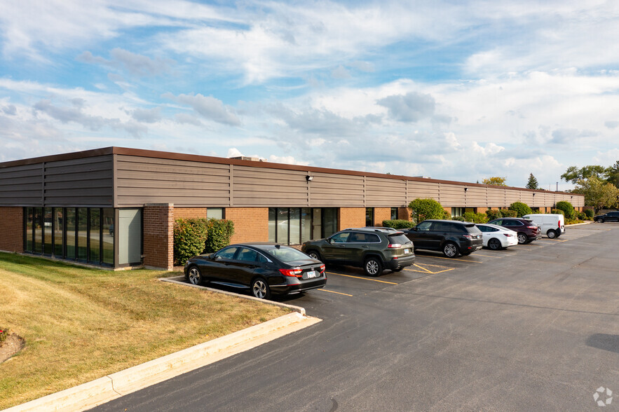 330 Eisenhower Ln N, Lombard, IL for lease - Primary Photo - Image 1 of 5