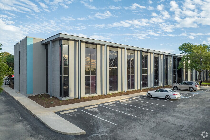 4318 Woodcock Dr, San Antonio, TX à vendre - Photo du bâtiment - Image 2 de 12