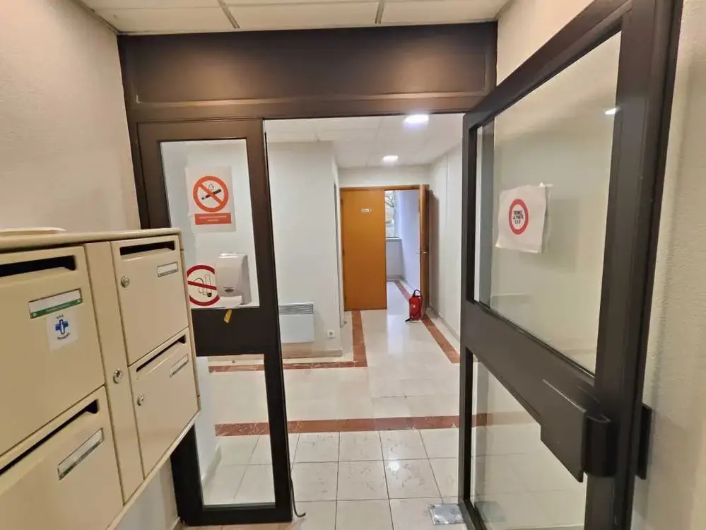 21 Rue Albert Calmette, Jouy-en-Josas for lease Lobby- Image 1 of 9