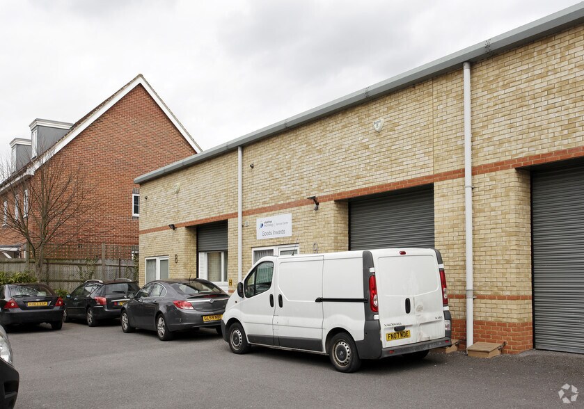 Swan Ln, Sandhurst à louer - Photo principale - Image 1 de 3