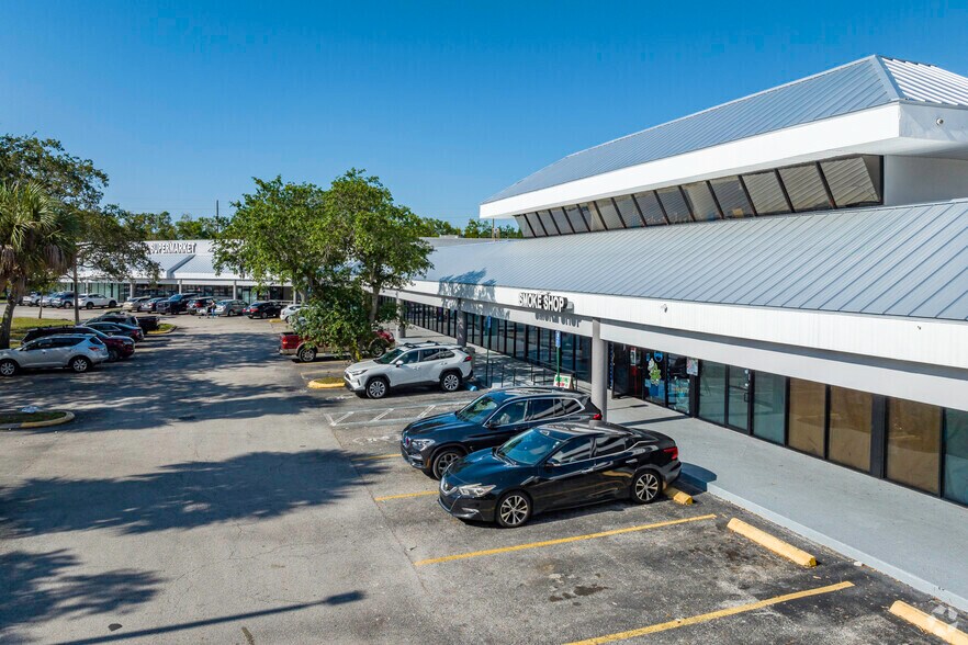 4505-4599 N Pine Island Rd, Sunrise, FL à louer - Photo du bâtiment - Image 3 de 7