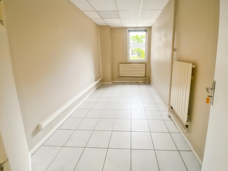 Retail in Paris for lease - Interior Photo - Image 3 of 7