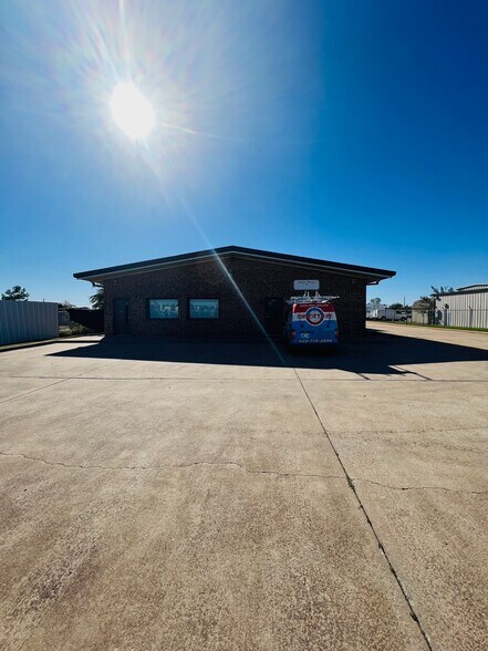 1740 Topeka Dr, Norman, OK for lease - Building Photo - Image 3 of 7