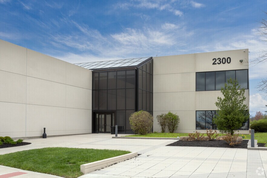 2300 Litton Ln, Hebron, KY à louer - Photo du bâtiment - Image 2 de 8