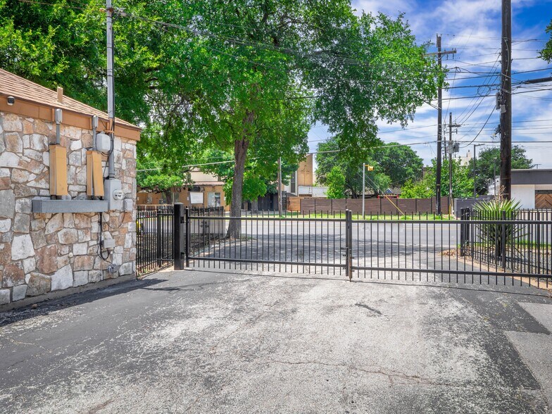 4409 Menchaca Rd, Austin, TX à vendre - Photo du bâtiment - Image 3 de 36