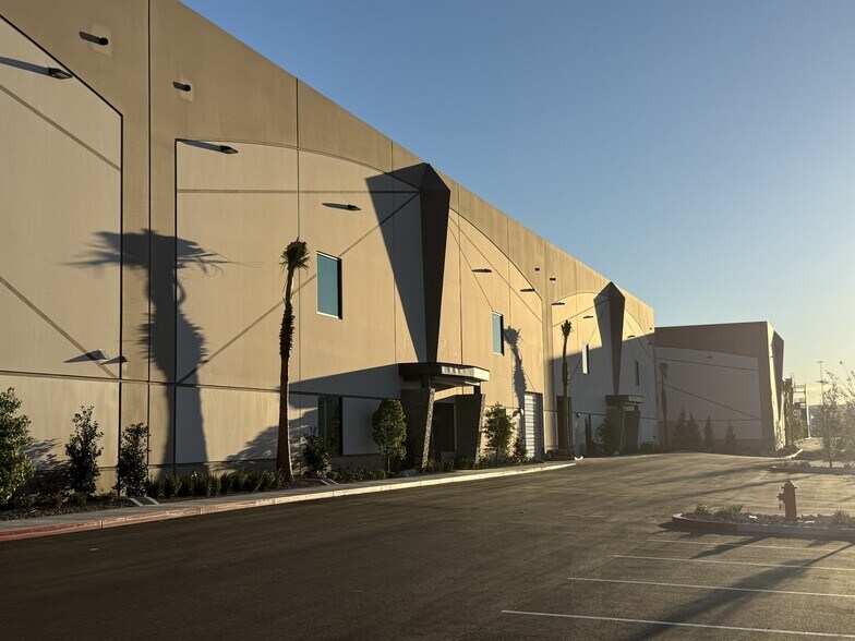 1180 - 1300 JetStar Ave. Ave, Henderson, NV à louer - Photo du bâtiment - Image 3 de 8