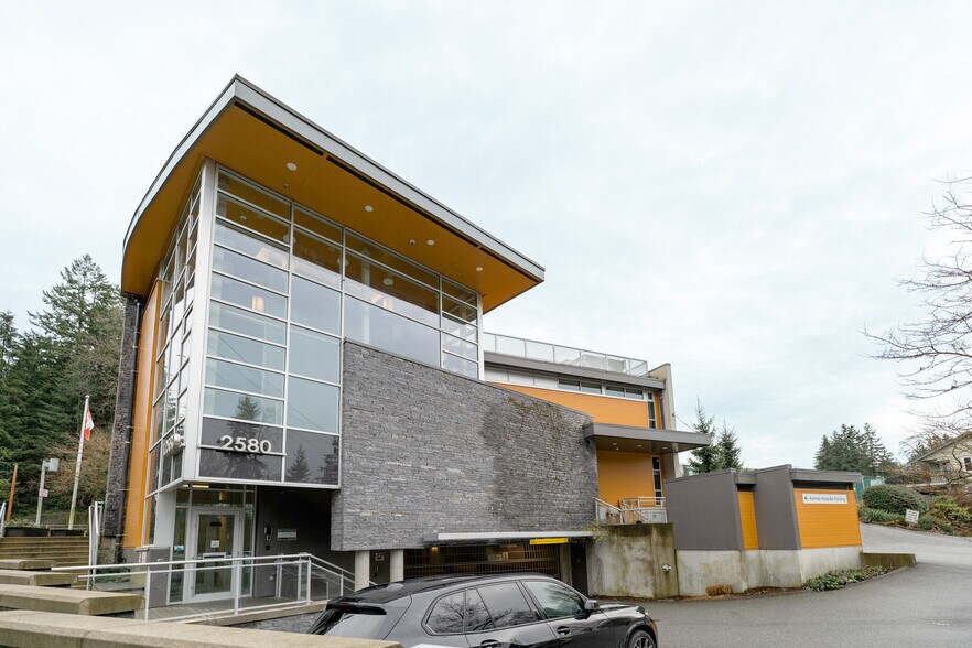 2580 Capilano Rd, North Vancouver, BC à louer - Photo du bâtiment - Image 2 de 8