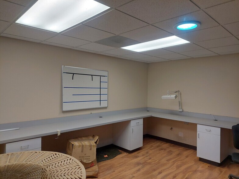 18511 Sherman Way, Reseda, CA à louer - Photo intérieure - Image 3 de 8