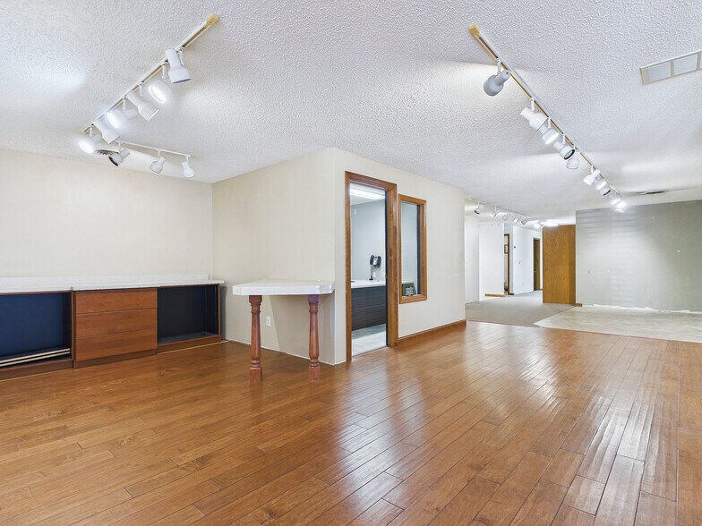 201 W High St, Edwardsville, IL à vendre - Photo du bâtiment - Image 3 de 21