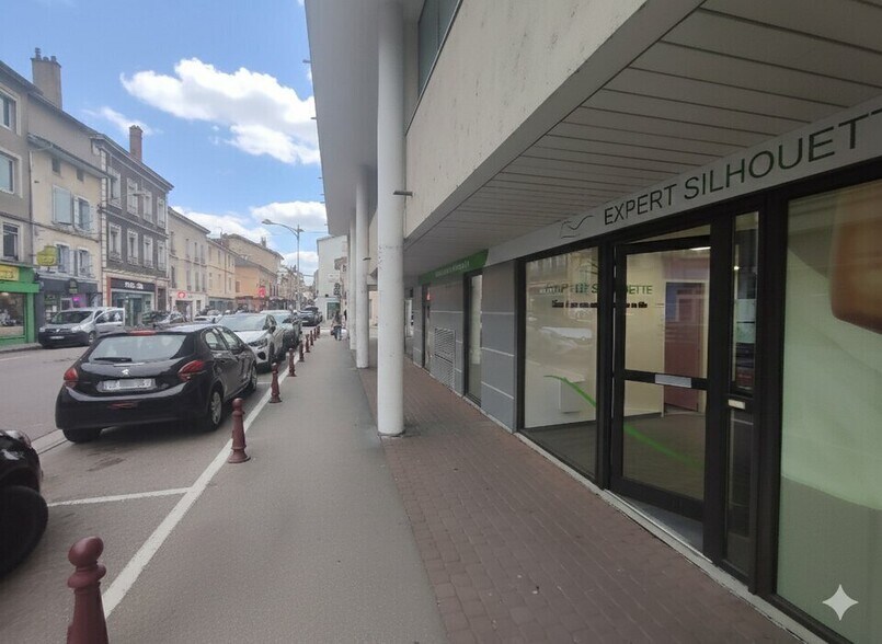 Retail in Bourgoin-Jallieu for lease - Building Photo - Image 1 of 11