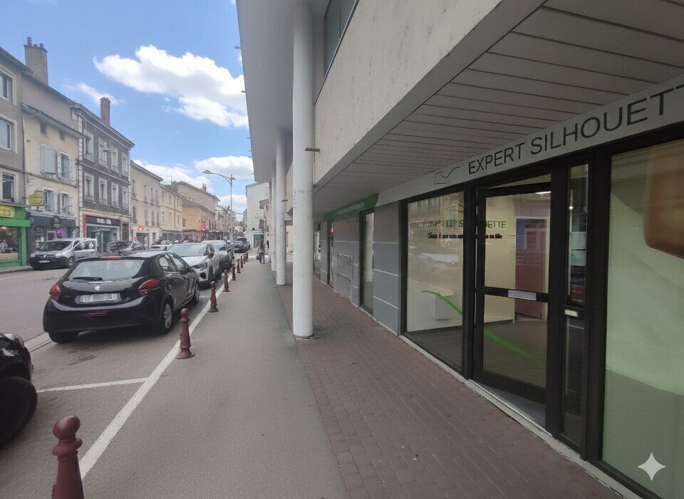 Retail in Bourgoin-Jallieu for lease Building Photo- Image 1 of 12
