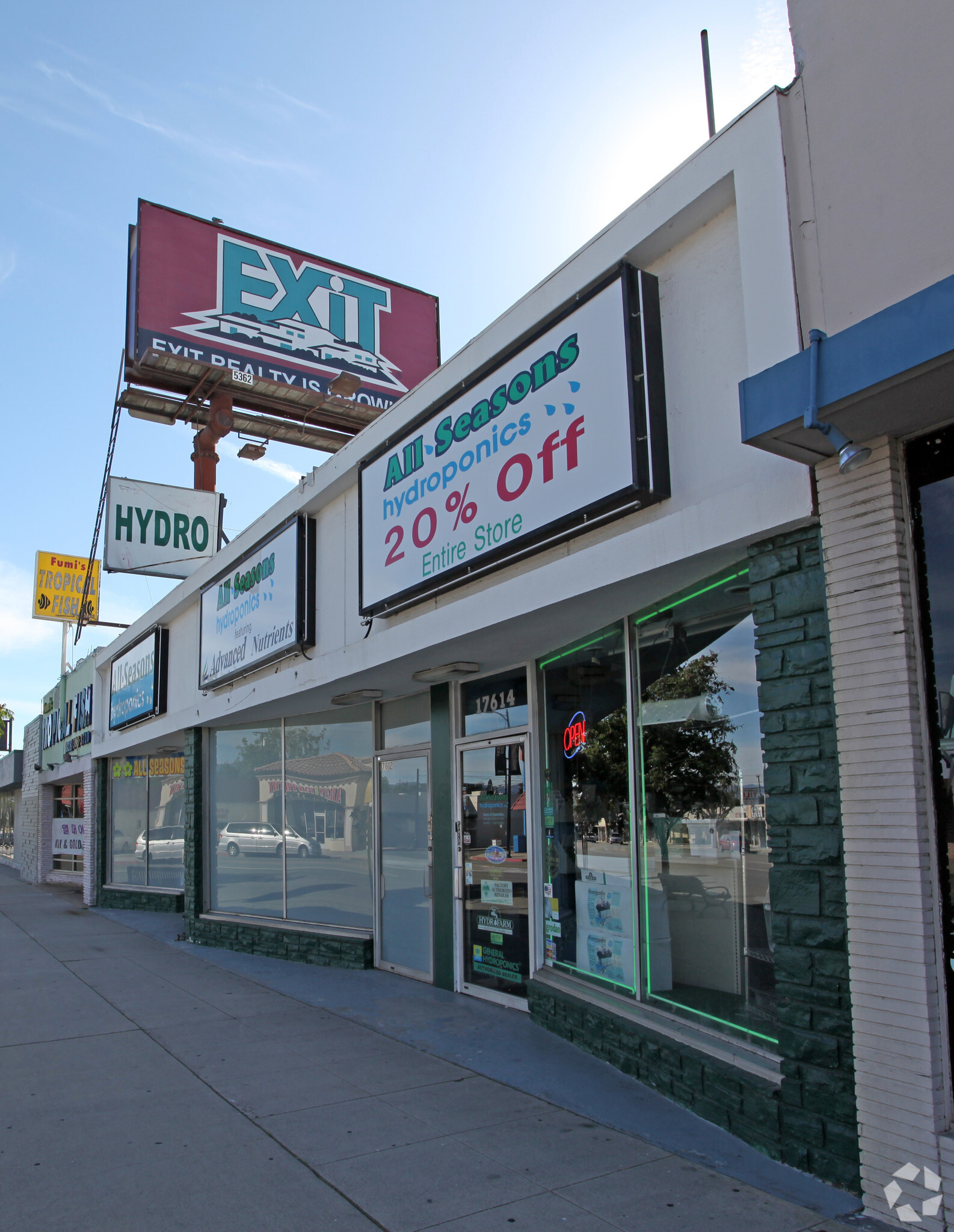 17610-17614 Chatsworth St, Granada Hills, CA for lease Primary Photo- Image 1 of 6