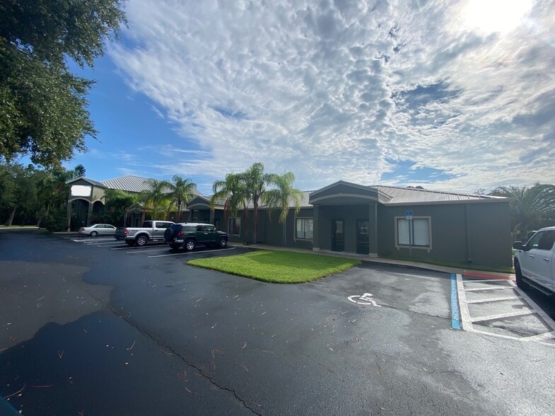 5131 Industry Dr, Melbourne, FL à louer - Photo du bâtiment - Image 1 de 12