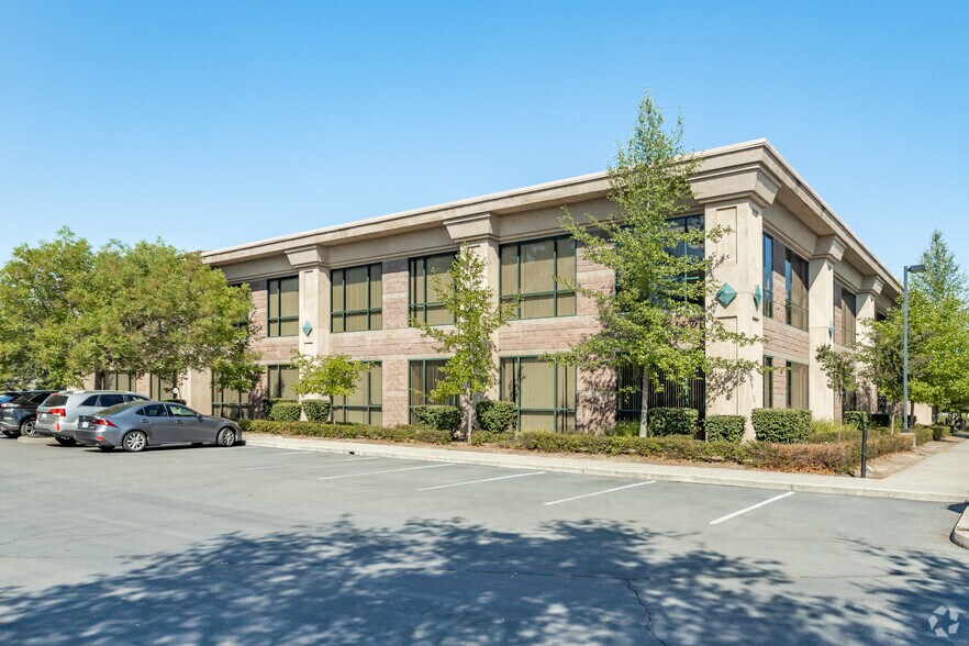 111 Woodmere Rd, Folsom, CA à louer - Photo du bâtiment - Image 2 de 10