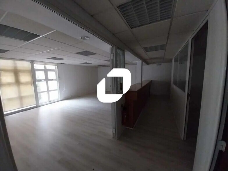Office in Poissy for lease - Interior Photo - Image 2 of 8