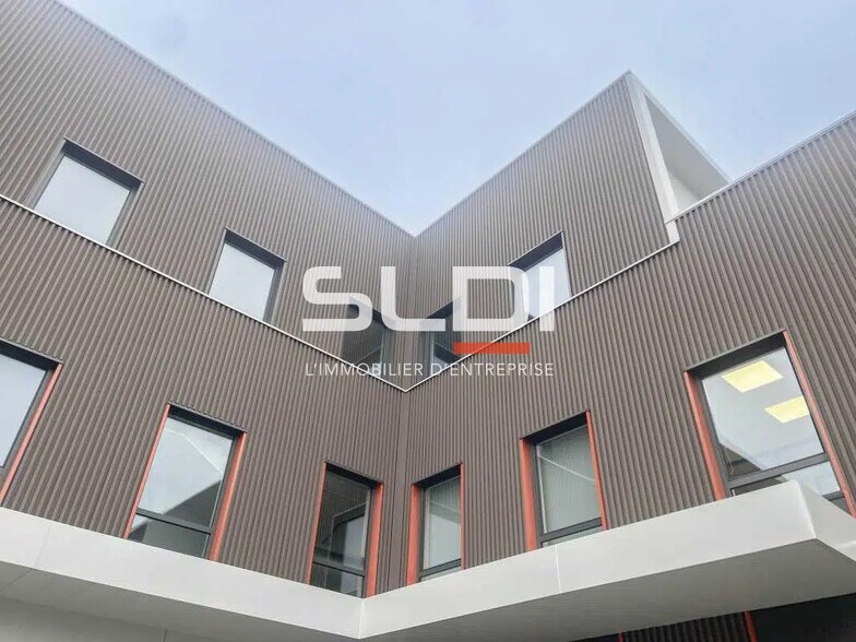 Office in Montluel for lease - Building Photo - Image 2 of 14