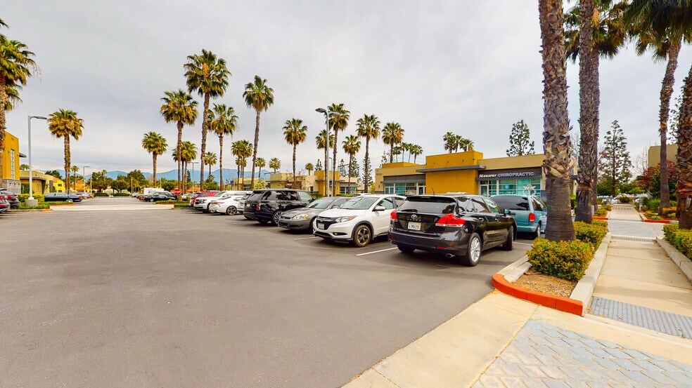 14748 Pipeline Ave, Chino Hills, CA à louer - Photo du bâtiment - Image 2 de 22