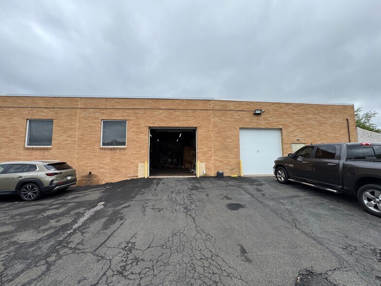 2055 Bennett Rd, Philadelphia, PA à louer - Photo du bâtiment - Image 2 de 5