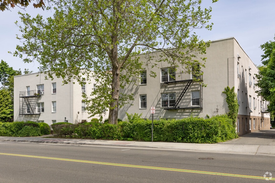 145 Maple Ave, Rockville Centre, NY à vendre - Photo du bâtiment - Image 2 de 18