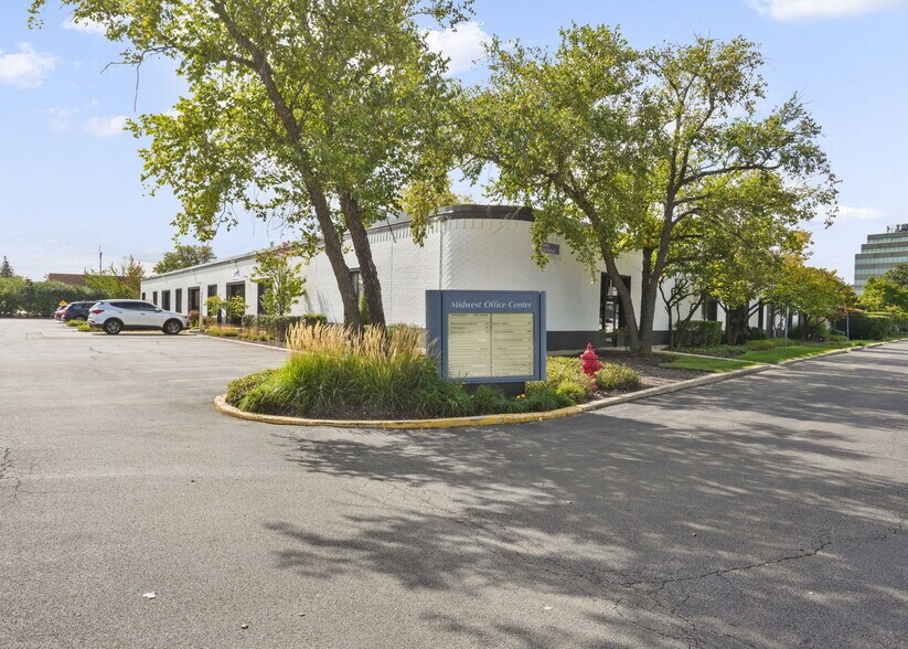 17W775 Butterfield Rd, Oakbrook Terrace, IL à louer - Photo du bâtiment - Image 2 de 8