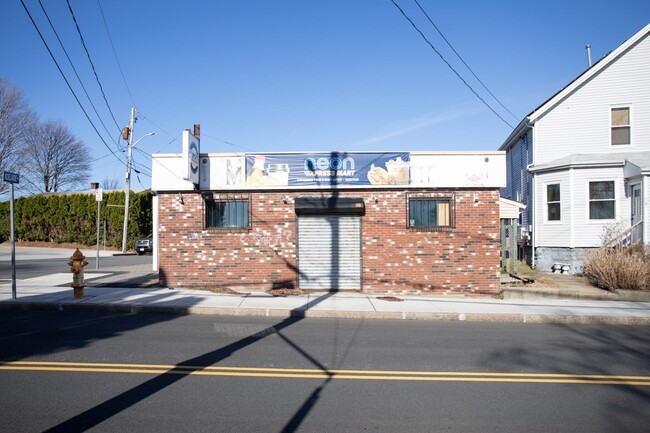 Plus de détails pour 1555 Stafford Rd, Fall River, MA - Commerce de détail à vendre