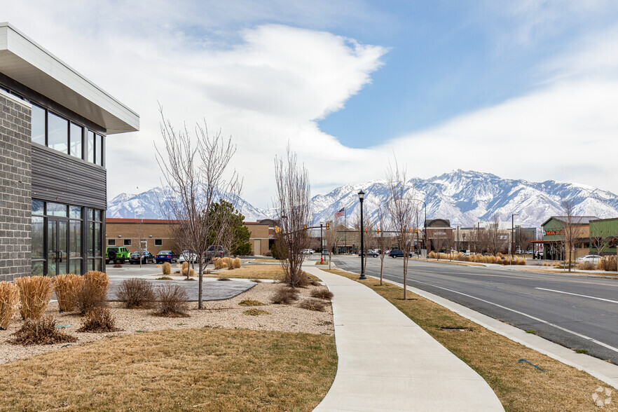 1776 W 10610 S, South Jordan, UT à louer - Photo du bâtiment - Image 3 de 5