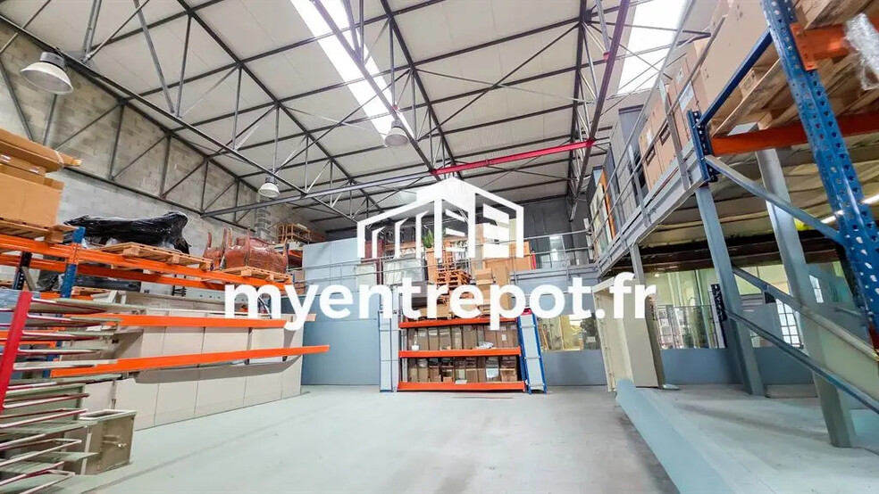 Flex in Marseille for lease - Interior Photo - Image 2 of 6