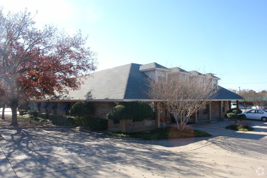 1245 Southridge Ct, Hurst, TX à louer - Photo du bâtiment - Image 3 de 11