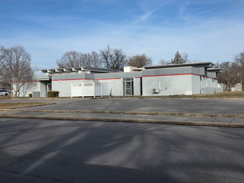 210 S Kingshighway St, Sikeston, MO à vendre - Photo du bâtiment - Image 3 de 6