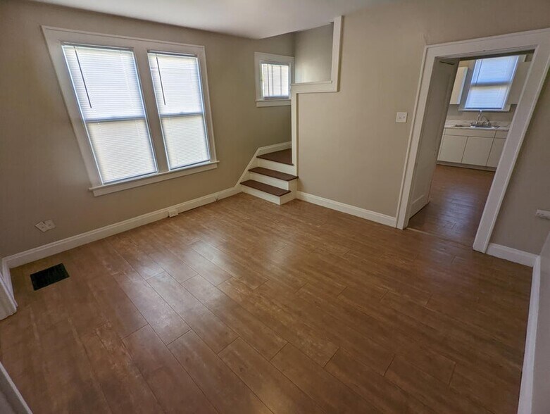 1566 E Blake Ave, Columbus, OH for sale - Interior Photo - Image 2 of 12