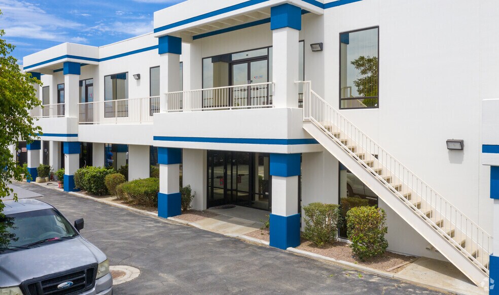 79301 Country Club Dr, Indio, CA à louer - Photo du bâtiment - Image 3 de 5