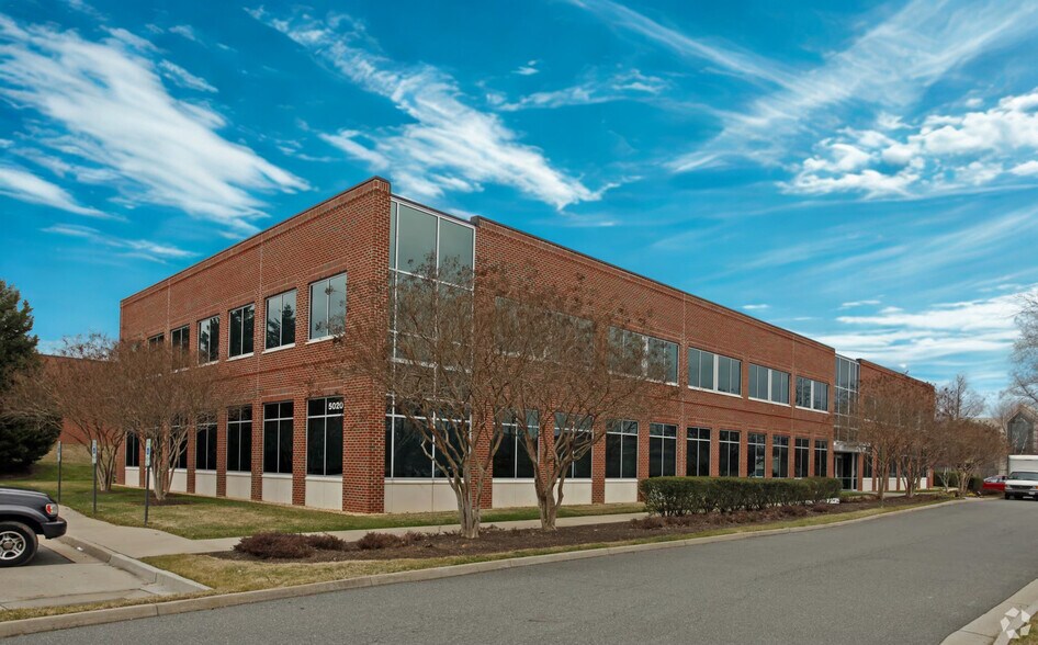 5020 Sadler Pl, Glen Allen, VA à louer - Photo du bâtiment - Image 2 de 8