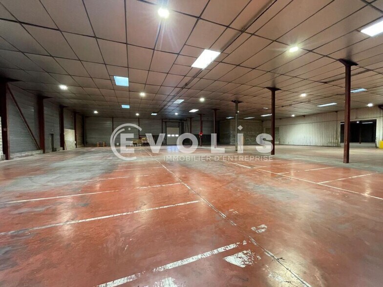 Industrial in Carbon-Blanc for lease - Interior Photo - Image 1 of 13