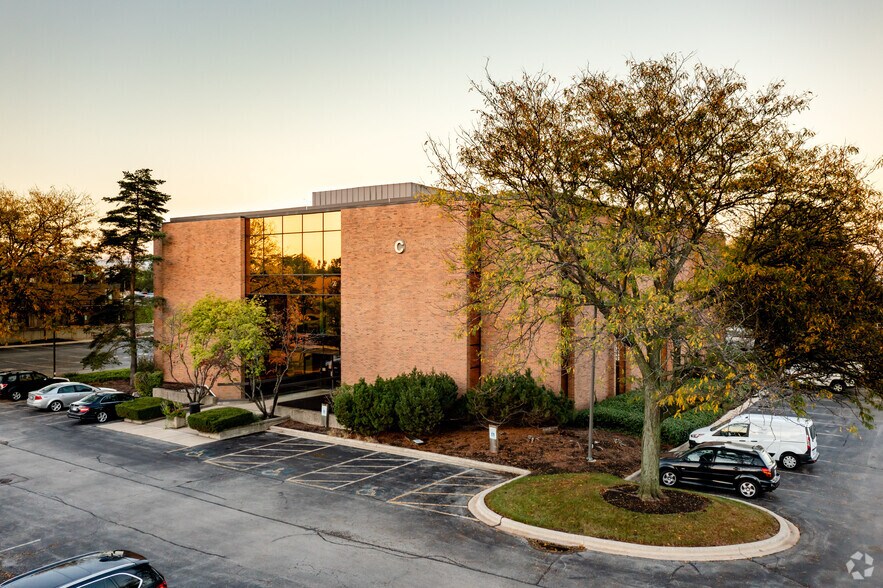 800 Roosevelt Rd, Glen Ellyn, IL à louer - Photo du bâtiment - Image 2 de 10