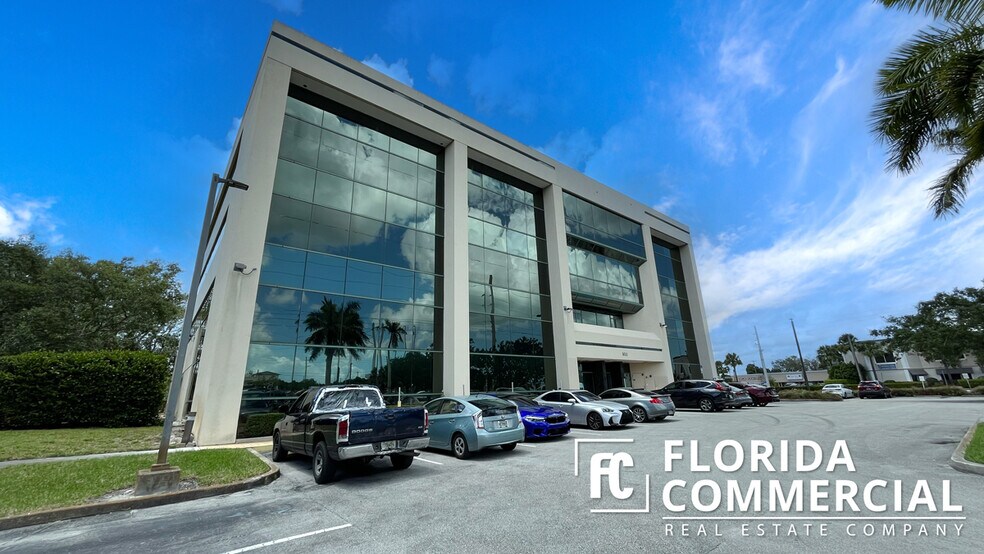 900-904 E Prima Vista Blvd, Port Saint Lucie, FL à louer - Photo du bâtiment - Image 2 de 15