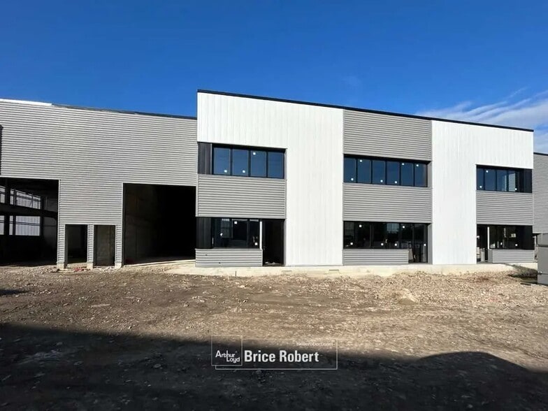 Flex in Pierre-Bénite for lease - Building Photo - Image 3 of 4