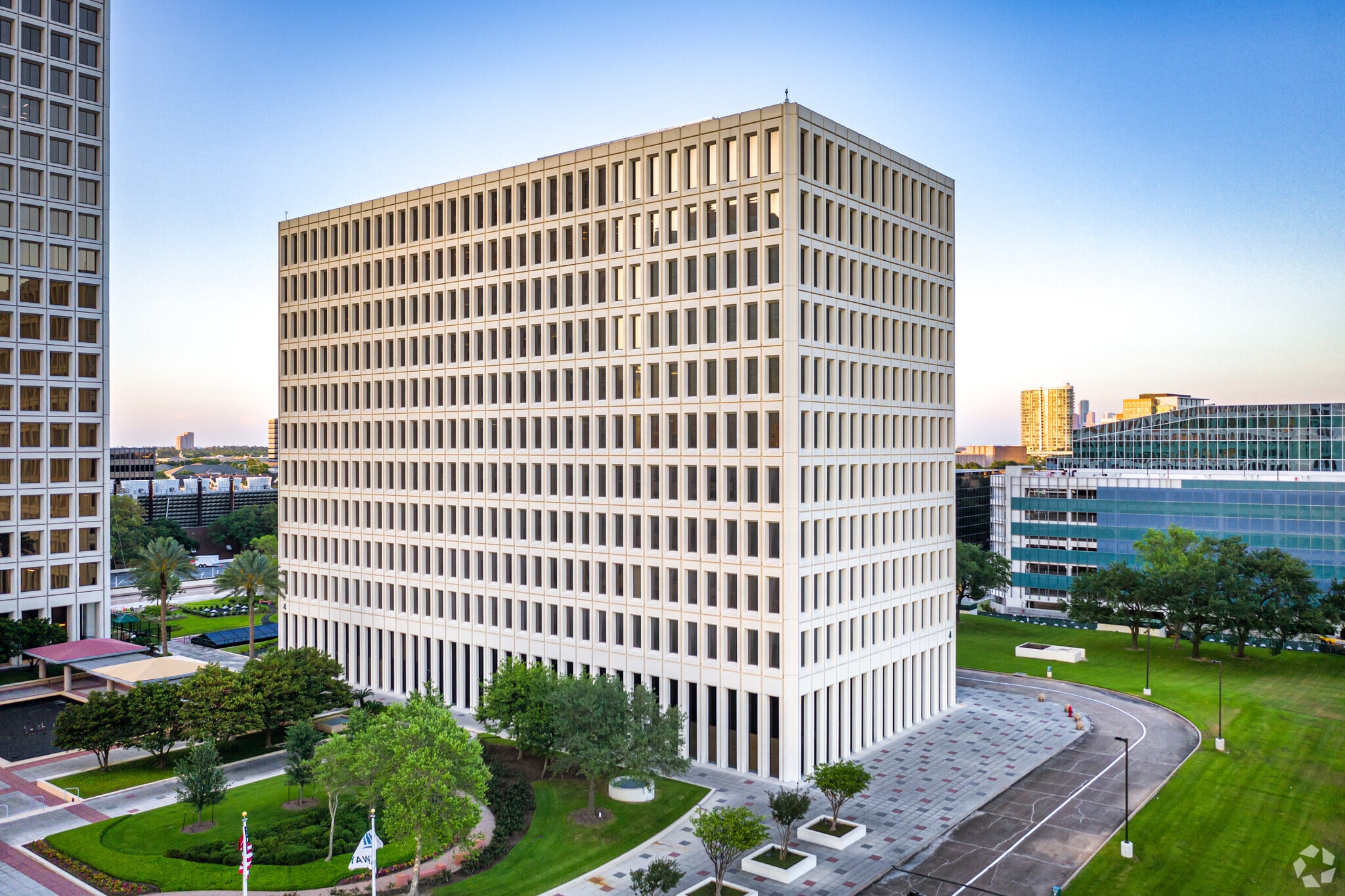 4 Greenway Plz, Houston, TX for lease Primary Photo- Image 1 of 5