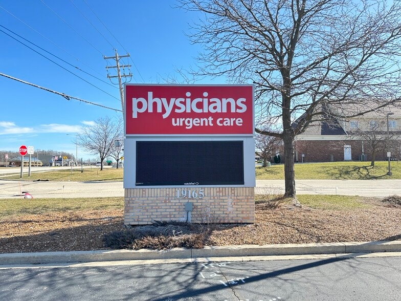 19165 W Bluemound Rd, Brookfield, WI for lease - Building Photo - Image 3 of 3