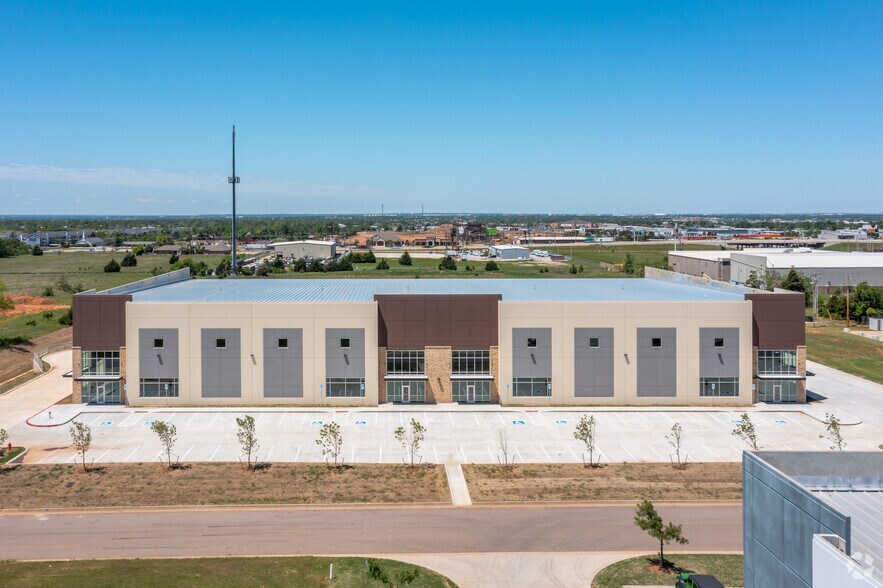 9201 Polaris Dr, Oklahoma City, OK à louer - Photo du bâtiment - Image 3 de 15