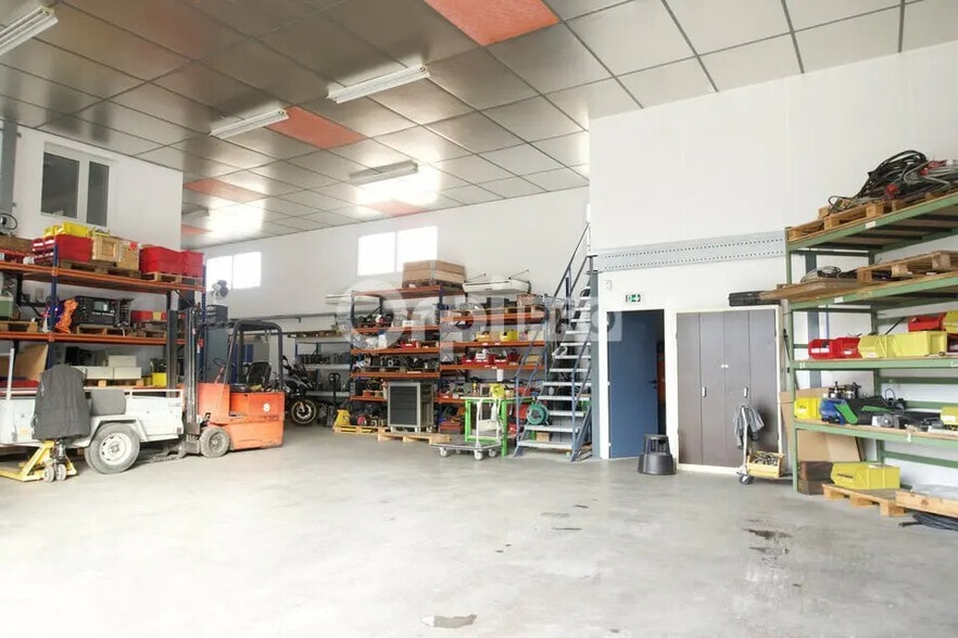 Office in Toussieu for lease - Interior Photo - Image 1 of 24