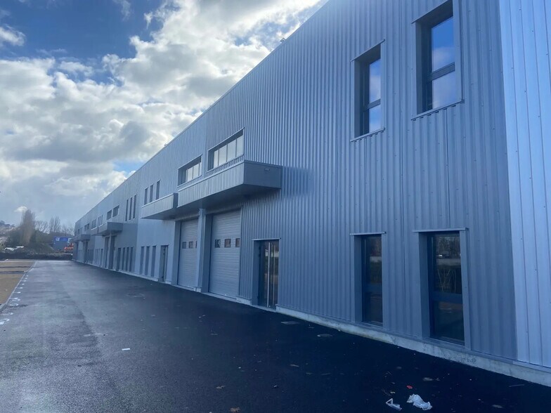 Flex in Bourgoin-Jallieu for sale - Building Photo - Image 1 of 5