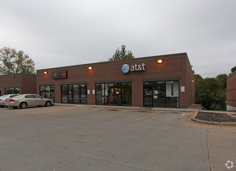 12219-12221 Shawnee Mission Pky, Shawnee, KS for lease - Building Photo - Image 1 of 4