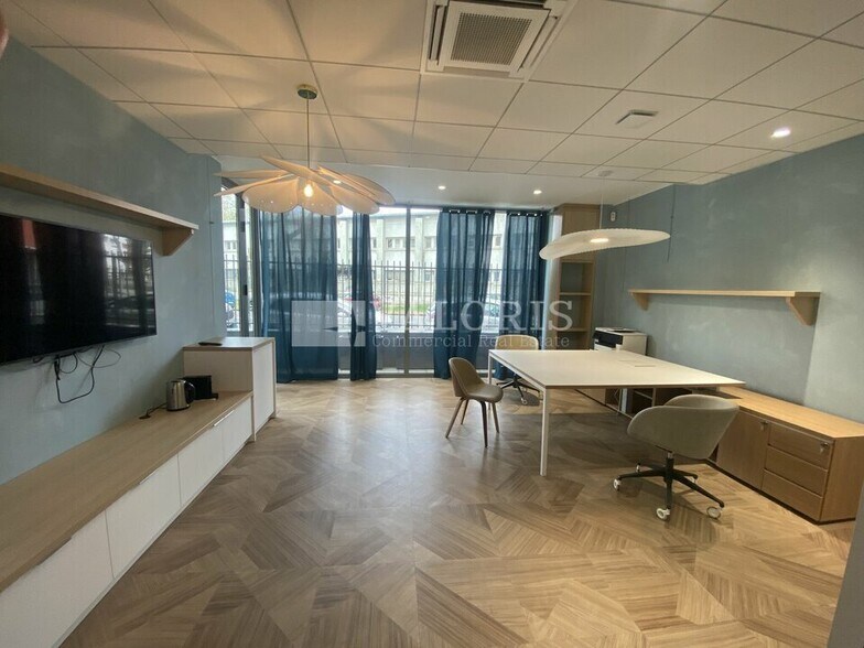 Office in Lyon for lease - Building Photo - Image 3 of 9