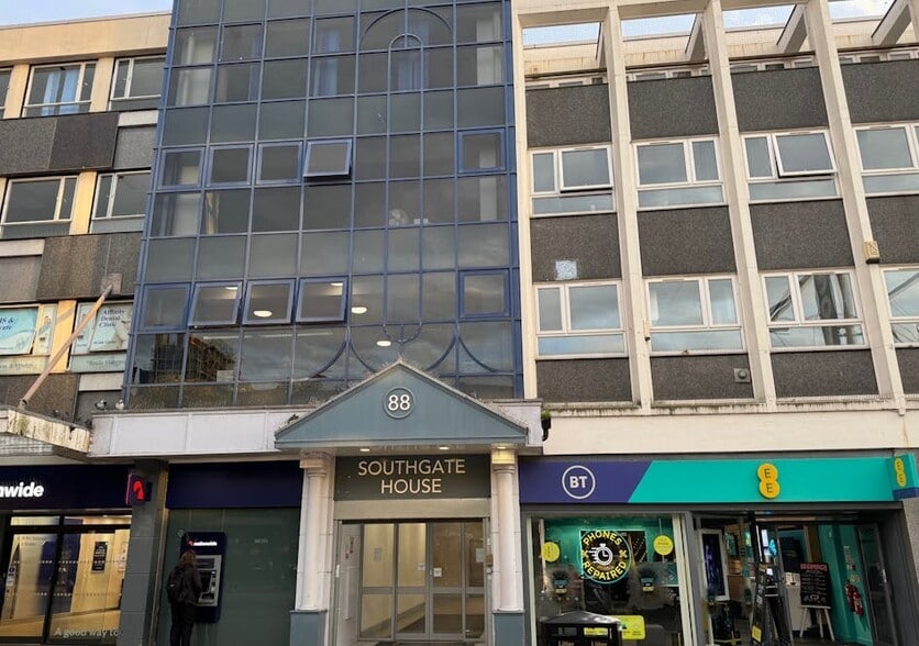 Town Sq, Basildon for lease - Building Photo - Image 3 of 9