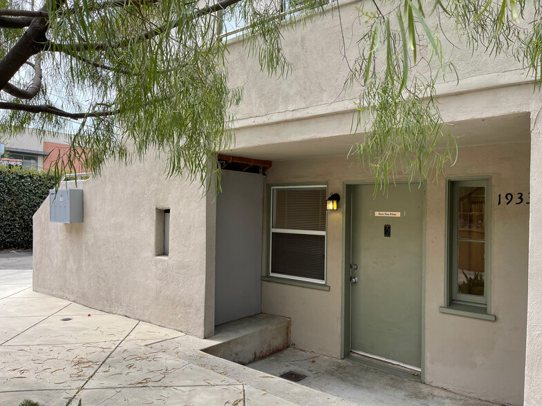 1933 1/2 Hillhurst Ave, Los Angeles, CA à louer - Photo principale - Image 1 de 6