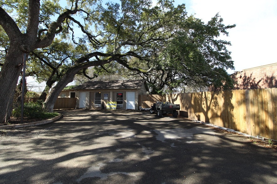 13170 Pond Springs Rd, Austin, TX for sale - Primary Photo - Image 1 of 12