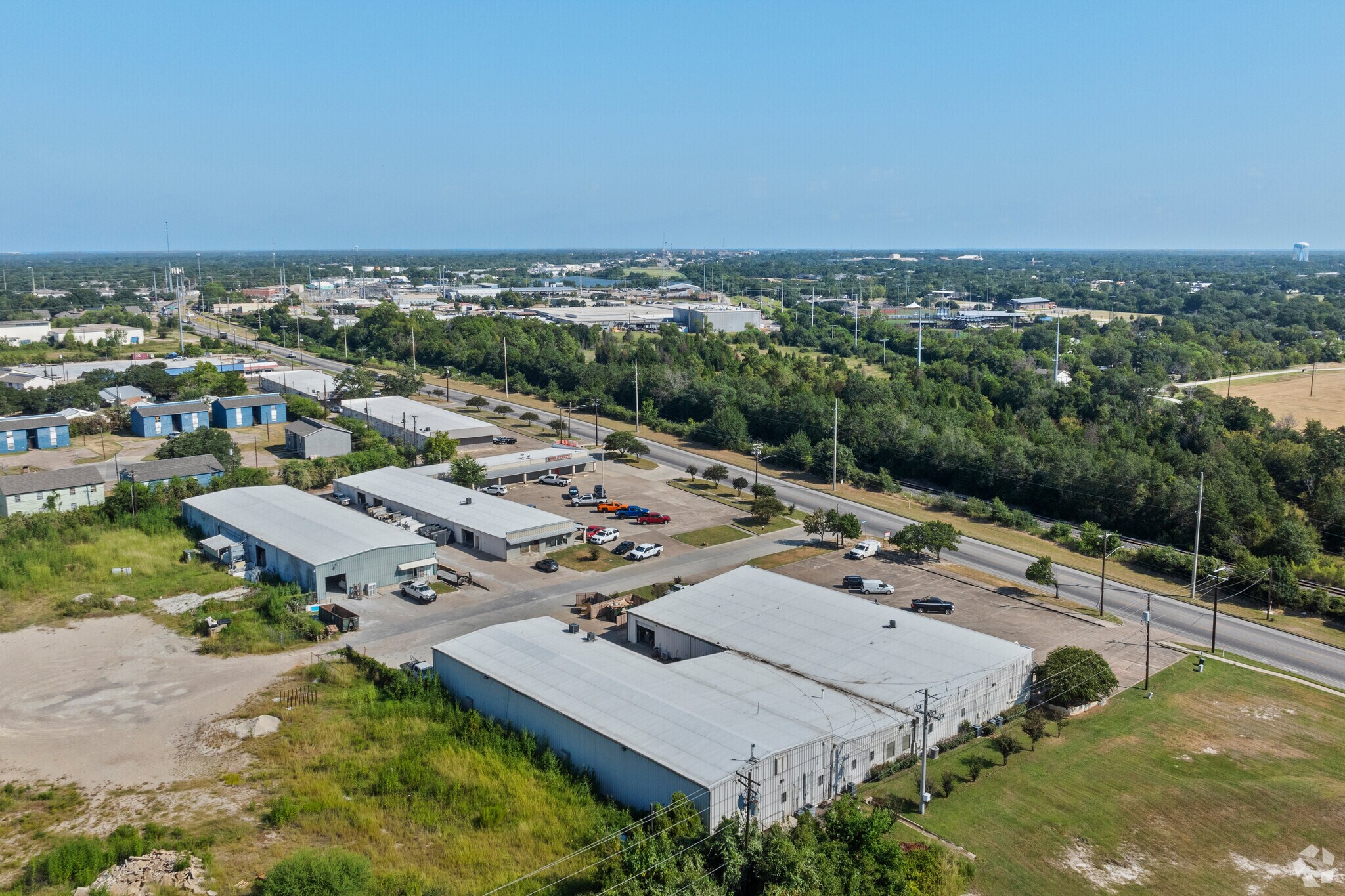 Finfeather Plaza portefeuille de 4 propriétés à vendre sur LoopNet.ca Photo principale- Image 1 de 22