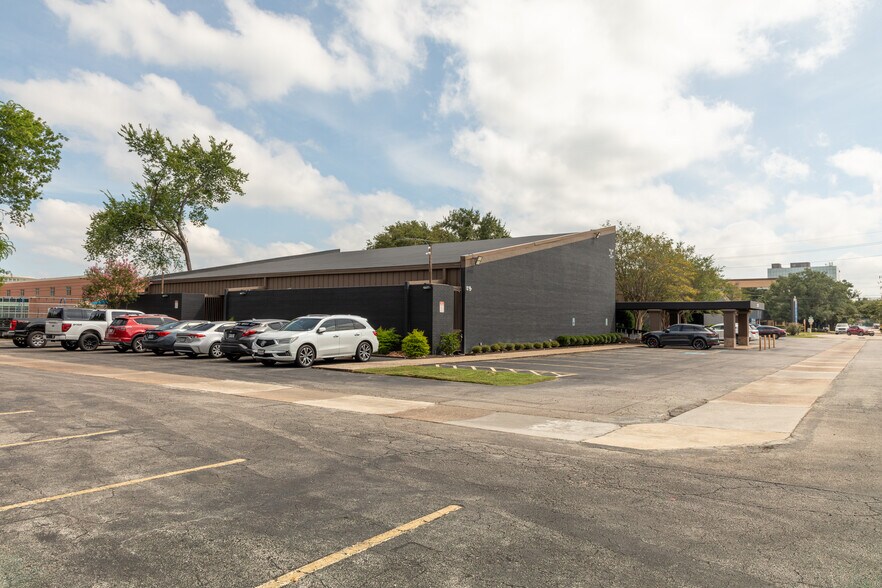 17215 Red Oak Dr, Houston, TX à vendre - Photo du bâtiment - Image 3 de 14