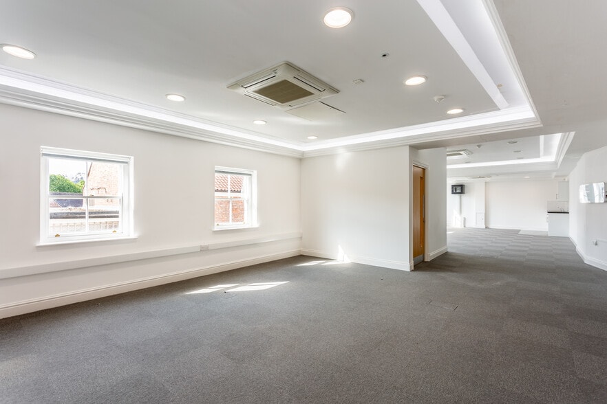 16-18 Back Swinegate, York for lease - Interior Photo - Image 2 of 14
